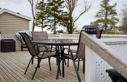Sainte-Anne-de-Kent Apartment | Chalet Relaxation - Cottage with Beach View in Bouctouche Sud
