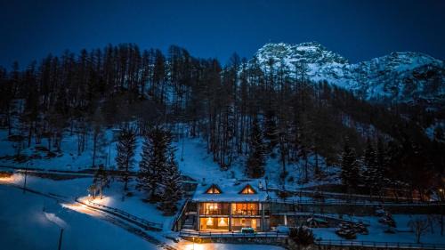 Paquier Ski Chalet | Chalet Snostorm