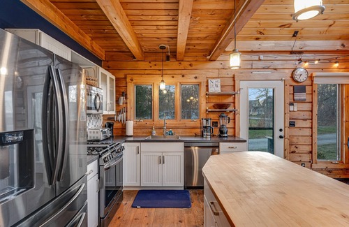 Isle La Motte House | Chalet-style cabin on Lake Champlain with private beach & bikes - dog-friendly