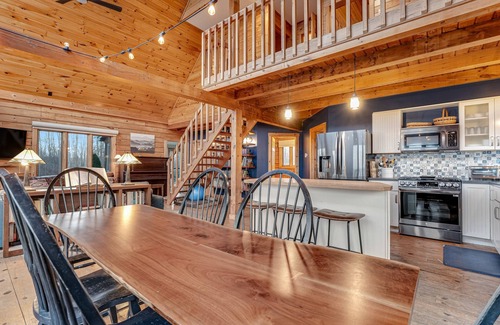 Isle La Motte House | Chalet-style cabin on Lake Champlain with private beach & bikes - dog-friendly