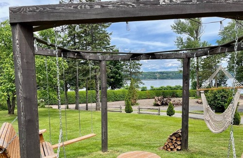 Desjardins House | Chalet-style house on the edge of the water