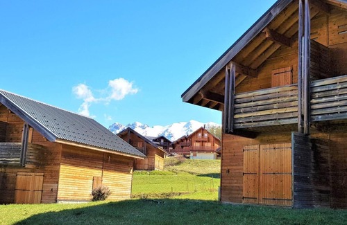 La Joue du Loup Ski Chalet | Chalet, view mountain, swimming pool, terrace, parking, tv, ski locker, 55m², La Joue du Loup
