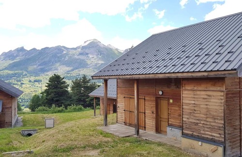 La Joue du Loup Ski Chalet | Chalet, view mountain, swimming pool, terrace, parking, tv, ski locker, 55m², La Joue du Loup