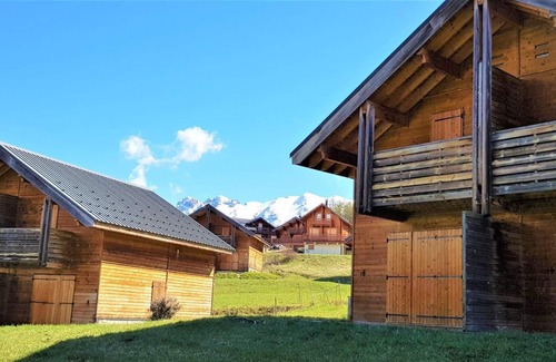 La Joue du Loup Ski Chalet | Chalet, view mountain, swimming pool, terrace, parking, tv, ski locker, 55m², La Joue du Loup