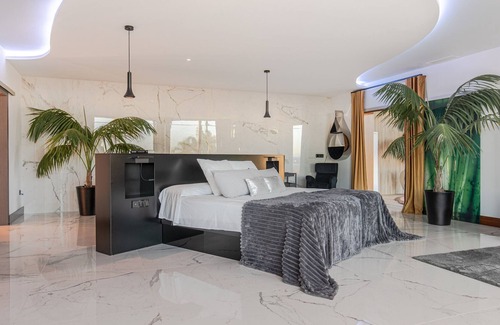 Molvizar Ski Chalet | Chalet 'Villa Palacio De Cristal' with Sea View, Wi-Fi and Air Conditioning