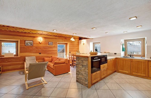 La Salle Ski Chalet | Chalet 'Vista Monte Bianco' with Mountain View, Shared Garden and Wi-Fi
