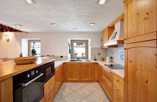 La Salle Ski Chalet | Chalet 'Vista Monte Bianco' with Mountain View, Shared Garden and Wi-Fi