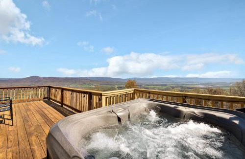 Old Fields House | Chalet w Stunning Views Hot Tub Fire Pit & WiFi