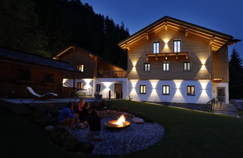 Heiligenblut Ski Chalet | Chalet Waldhäusl Zirben-Chalet with Sauna Whirlpool & Mountain Views – Sleeps 4