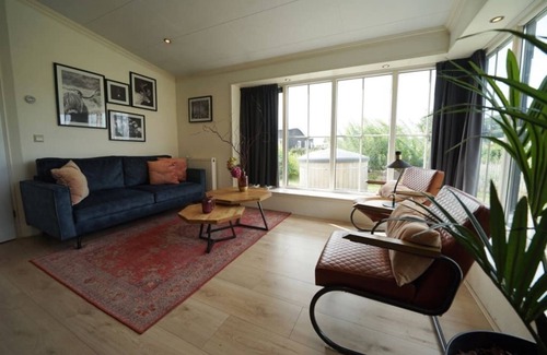 Dordtse Biesbosch Ski Chalet | Chalet with 3 bedrooms and garden with hot tub