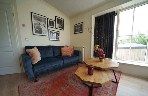 Dordtse Biesbosch Ski Chalet | Chalet with 3 bedrooms and garden with hot tub