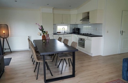 Dordtse Biesbosch Ski Chalet | Chalet with 3 bedrooms and garden with hot tub