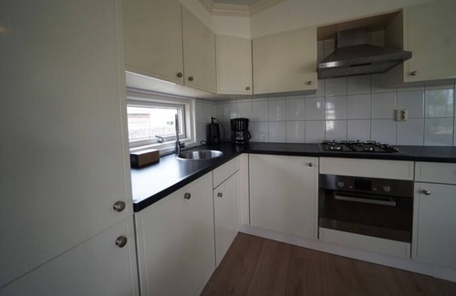 Dordtse Biesbosch Ski Chalet | Chalet with 3 bedrooms and garden with hot tub