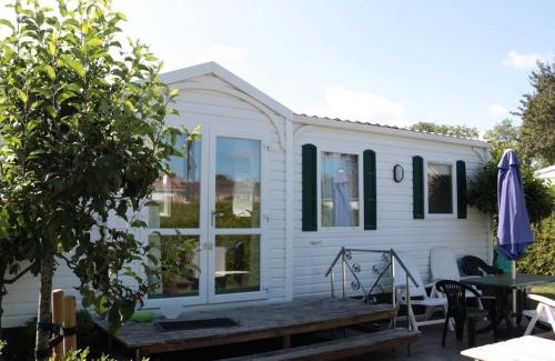 Tzummarum Ski Chalet | Chalet with a microwave, near Wadden Sea