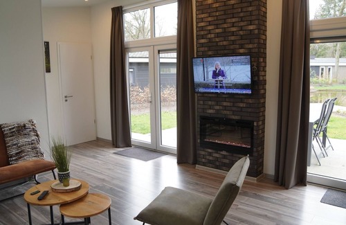 Bosgebied Hoenderloo House | Chalet with decorative fireplace, near Veluwe