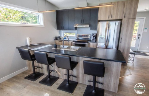 Saint-Jean-de-Matha Ski Chalet | Chalet with fireplace and mountain spa, golf view