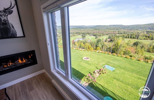 Saint-Jean-de-Matha Ski Chalet | Chalet with fireplace and mountain spa, golf view