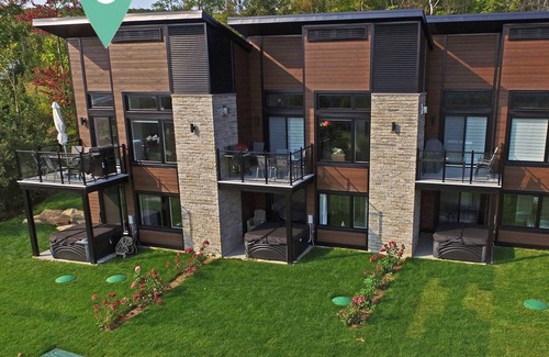 Saint-Jean-de-Matha Ski Chalet | Chalet with fireplace and mountain spa, golf view