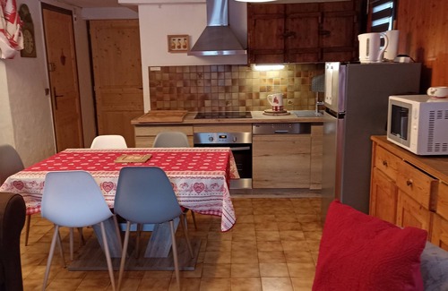 Les Bossons Apartment | CHALET WITH GARDEN AND SPLENDID VIEW CHAINE MONT BLANC CHAMONIX BOSSONS. WIRELESS
