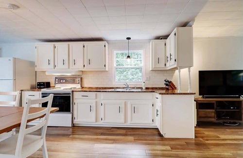 Memphremagog Regional County Municipality Ski Chalet | Chalet with Spa – Magog: Lake Access, Fireplaces & Relaxation