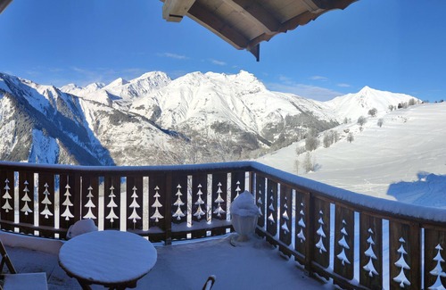 Beranger Ski Chalet | Chalet with view, sleeps 6 to 8, less than 10 minutes from the 3 Vallées slopes.