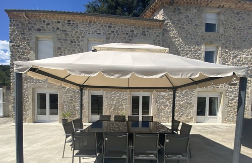 Saint-Fortunat-sur-Eyrieux Bed & Breakfast | Chambre Familiale Avec Salle de Bain Privée et Accès Piscine