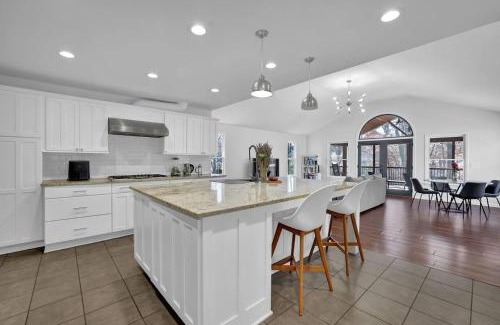 Chamblee House | Chamblee Retreat 3br Home W Spacious Porch
