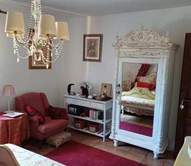 Saint-Saturnin-les-Avignon Bed & Breakfast | Chambre d hôte Lavande "Au fond du jardin"