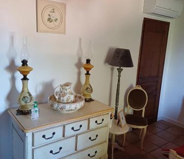 Saint-Saturnin-les-Avignon Bed & Breakfast | Chambre d hôte Lavande "Au fond du jardin"
