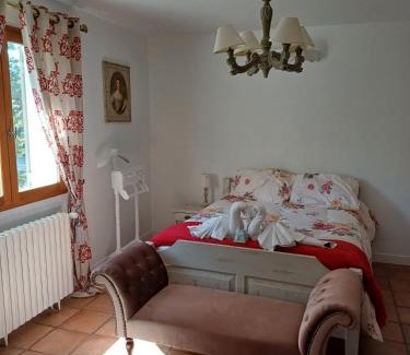 Saint-Saturnin-les-Avignon Bed & Breakfast | Chambre d'hôte suite Tournesol "Au fond du jardin"