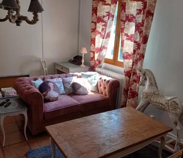 Saint-Saturnin-les-Avignon Bed & Breakfast | Chambre d'hôte suite Tournesol "Au fond du jardin"