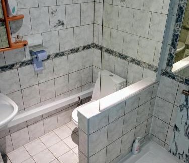 Combaillaux Bed & Breakfast | Chambre à l'étage , salle de bains au rez de chaussée