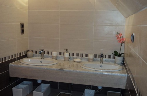 Caumont l'Evente House | Chambre à Louer 2 Personnes Avec Salle D'eau et WC Privatifs