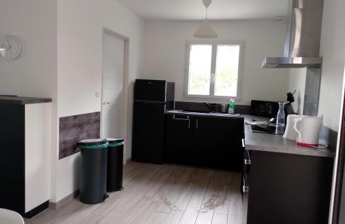 Valdivienne House | Chambre avec salle de bain et WC privés