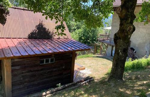 La Celle-sous-Gouzon Ski Chalet | Chambre atypique dans mazot savoyard