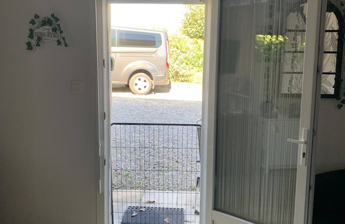 Rilhac-Rancon Bed & Breakfast | Chambre au RDC , Confortable ,indépendante , Sortie sur la Cours Privée !
