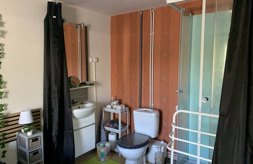 Rilhac-Rancon Bed & Breakfast | Chambre au RDC , Confortable ,indépendante , Sortie sur la Cours Privée !