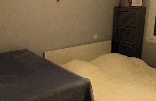 Arvert House | Chambre Avec lit 2 Personnes, Lit, Chaise Haute et Baignoire Bébé Fournis