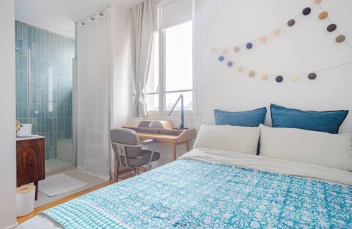 Richebourg - Saint-Clement Bed & Breakfast | Chambre chez Cécile - Arty & Elegant room - Private bathroom - Central location