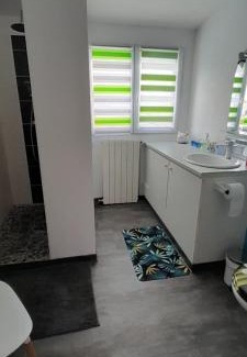 Cazouls-les-Beziers Bed & Breakfast | chambre chez corinne et bernard