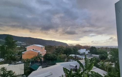 Sainte-Clotilde Centre House | Chambre chez l'habitant cosy et moderne, vue sur montagne