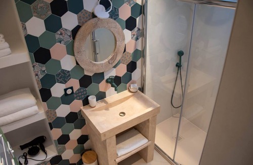 Le Castellet Bed & Breakfast | Chambre d'hôtes with swimming pool, jacuzzi, sauna and working in the vineyards