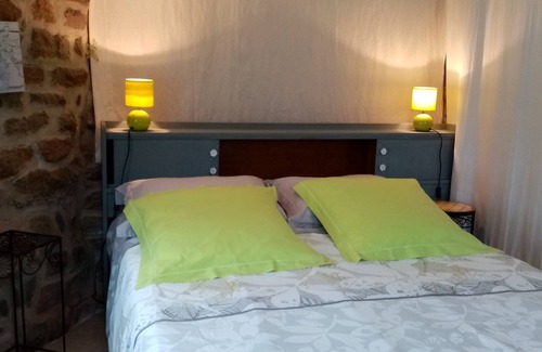 Ploezal House | Chambre d'hotes, view of the Château de La Roche Jagu from the Nordic bathing area.