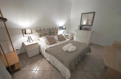 Champagne-au-Mont-d'Or House | Chambre dans villa avec SDB WC et piscine privée