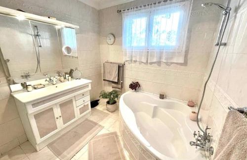 Champagne-au-Mont-d'Or House | Chambre dans villa avec SDB WC et piscine privée