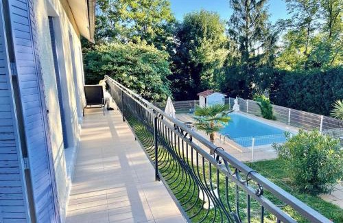 Champagne-au-Mont-d'Or House | Chambre dans villa avec SDB WC et piscine privée