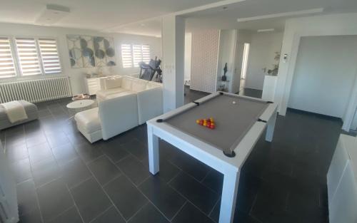 Grieges House | Chambre dans logement partagé chez l habitant avec piscine de 1 à 3 chambres