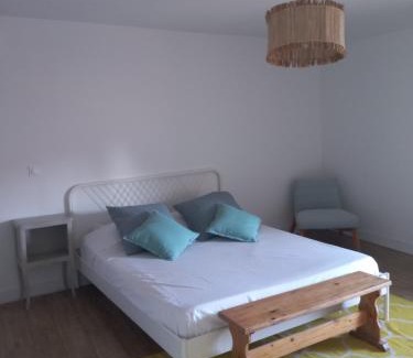 Paluds de Noves House | Chambre et salle de bain privée dans un Mas en Provence