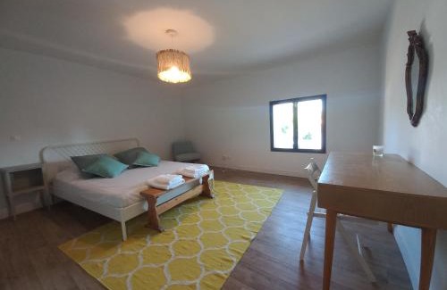 Paluds de Noves House | Chambre et salle de bain privée dans un Mas en Provence