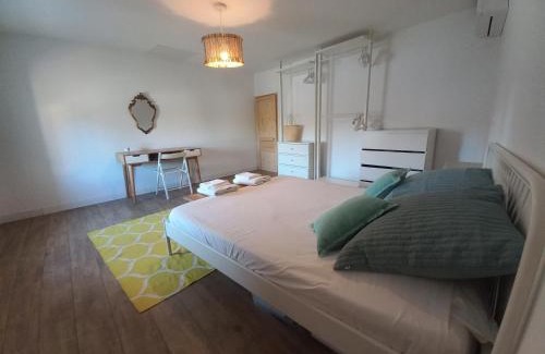 Paluds de Noves House | Chambre et salle de bain privée dans un Mas en Provence